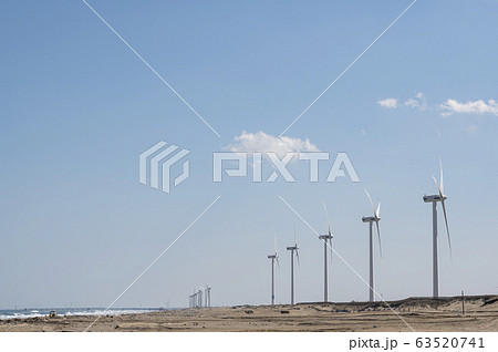 茨城県日川浜海岸から風力発電の風車が見える風景 茨城県日川浜海岸から風力発電の風車が見える風景 63520741