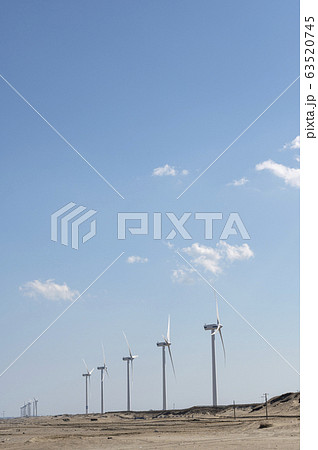 茨城県日川浜海岸から風力発電の風車が見える風景 茨城県日川浜海岸から風力発電の風車が見える風景 63520745