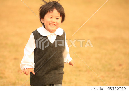 笑顔の男の子 63520760