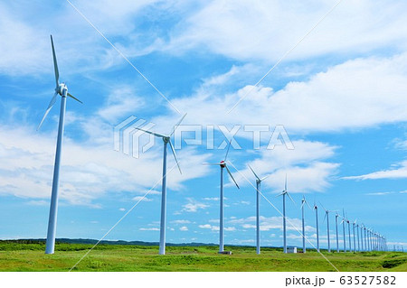北海道　夏の青空とオトンルイ風力発電の風景 63527582