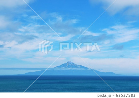 北海道　青空の利尻山と日本海 63527583