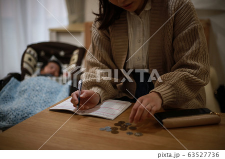 お金のやりくりに悩む母親 63527736