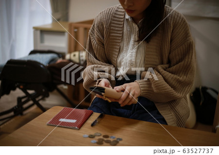 お金のやりくりに悩む母親 お金のやりくりに悩む母親 63527737