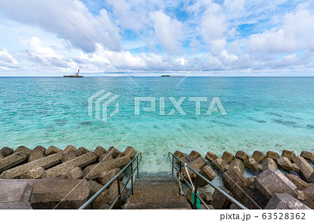 沖縄　渡名喜島の海 63528362