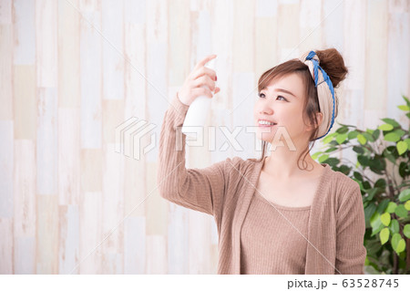 ルームウェアの女性 63528745