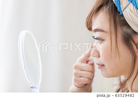 ルームウェアの女性 63529482