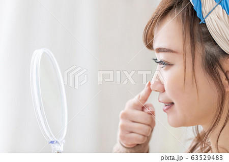 ルームウェアの女性 63529483