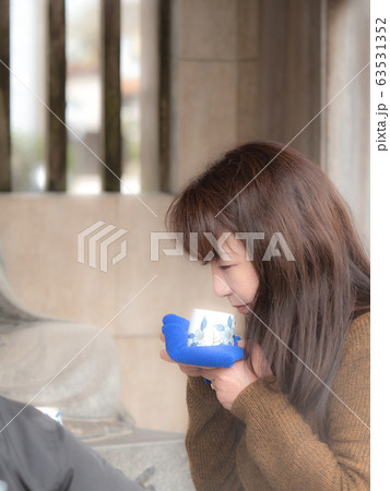 温泉街 飲泉を楽しむ女性 ポートレート 温泉街 飲泉を楽しむ女性 ポートレート 63531352