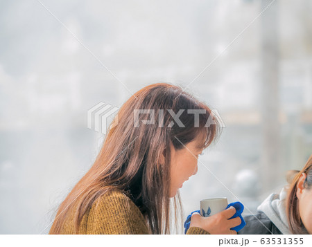 温泉街　飲泉を楽しむ女性　ポートレート 63531355