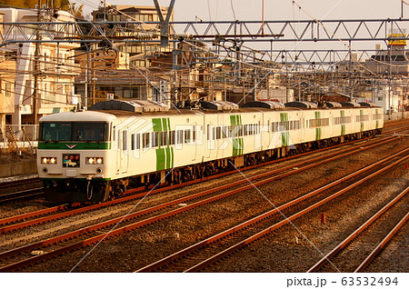夕陽を浴び我孫子へ向かう特急踊り子(185系) 夕陽を浴び我孫子へ向かう特急踊り子(185系) 63532494