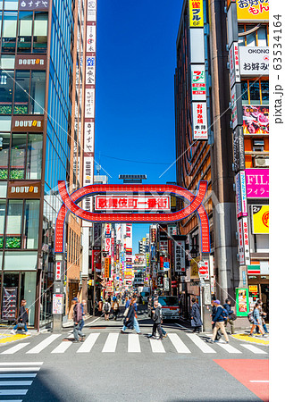 東京　新宿　歌舞伎町（一番街通り） 63534164