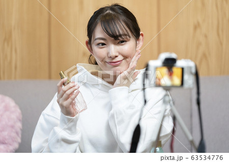 動画撮影をする女性 イメージ 動画撮影をする女性 イメージ 63534776