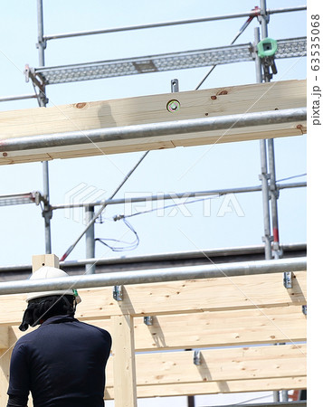 新築住宅 建て方をする職人 新築住宅 建て方をする職人 63535068