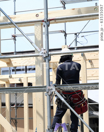 新築住宅 建て方をする職人 63535097