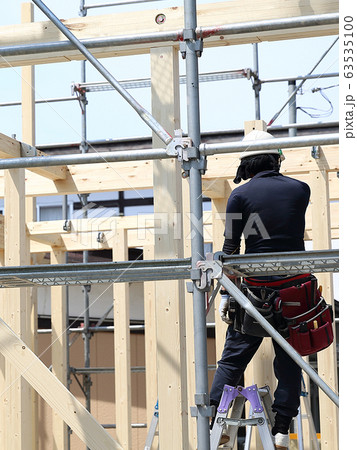 新築住宅 建て方をする職人 新築住宅 建て方をする職人 63535100