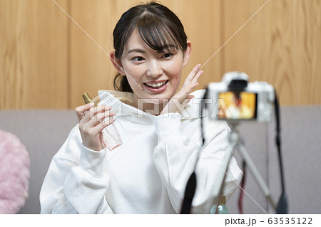 動画撮影をする女性 　ユーチューバー　イメージ 63535122