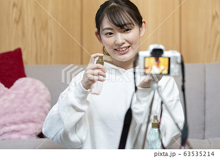 動画撮影をする女性 ユーチューバー イメージ 動画撮影をする女性 ユーチューバー イメージ 63535214