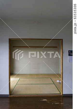 古い和室 リフォーム 写真 ビフォー 前 住 畳 正面 長押 横木 マンション 和 和風 木枠の写真素材