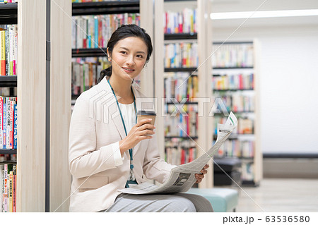 図書館でお茶を飲みながら本を読むミドルエイジの女性 図書館でお茶を飲みながら本を読むミドルエイジの女性 63536580