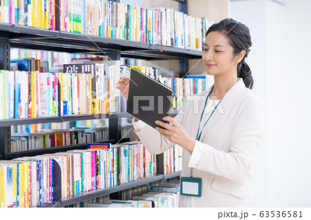図書館で本を探すミドルエイジの女性 図書館で本を探すミドルエイジの女性 63536581