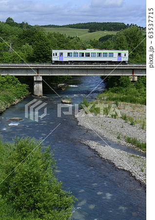 北海道美瑛 青い川を渡る富良野線ディーゼルカー 北海道美瑛 青い川を渡る富良野線ディーゼルカー 63537715