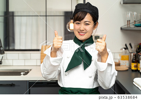 女性のパティシエ 63538684