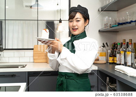 女性のパティシエ 63538688