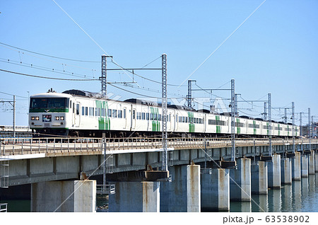 東海道本線　茅ヶ崎－平塚　JR東日本　185系　A6編成（大宮）　『踊り子』 63538902