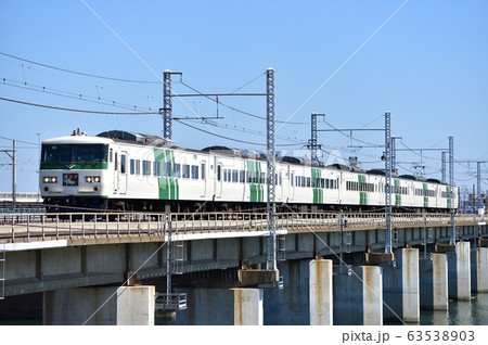 東海道本線　茅ヶ崎－平塚　JR東日本　185系200番台　OM09編成（大宮）　『踊り子』 63538903
