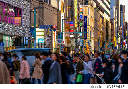 日本の東京都市景観　東京・銀座。新型コロナ/中国人の姿は減っても日本人らであふれている＝3月20日 63539613