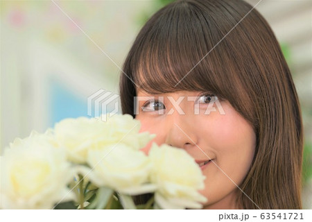 可愛らしい日本人女性の表情 63541721