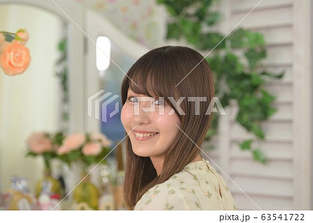 可愛らしい日本人女性の表情 63541722