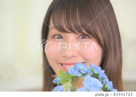 可愛らしい日本人女性の表情 63541723