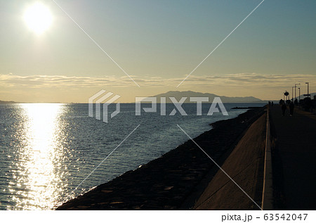 宍道湖の夕日と対岸の蜃気楼 … 島根県 松江市 天候:晴れ 宍道湖の夕日と対岸の蜃気楼 … 島根県 松江市 天候:晴れ 63542047