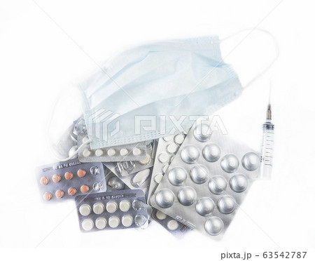 Surgical mask, syringe and many tablets isolated 63542787