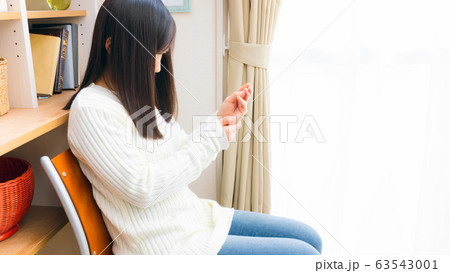 テタニー発作の女性 手の異常 16:9 テタニー発作の女性 手の異常 16:9 63543001