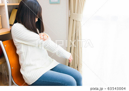 腕を抑える女性　痛み　怠い　不定愁訴　予防接種によるもの等 63543004