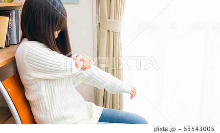 腕を抑える女性　痛み　怠い　不定愁訴　予防接種によるもの等　16:9 63543005