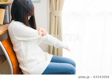 腕を抑える女性 痛み 怠い 不定愁訴 予防接種によるもの等 腕を抑える女性 痛み 怠い 不定愁訴 予防接種によるもの等 63543009