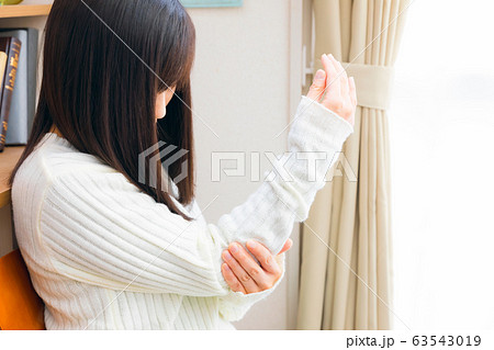 腕の関節を気にする女性　痛む　違和感　可動域 63543019
