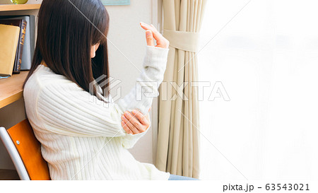 関節を気にする女性　痛む　違和感　可動域　16:9 63543021