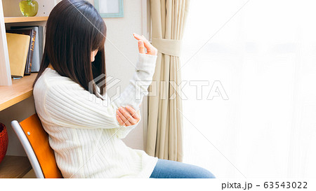 関節を気にする女性　痛む　違和感　可動域　16:9 63543022