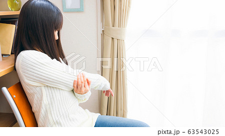 肘が痛む女性　関節痛の様々な症状　16:9 63543025