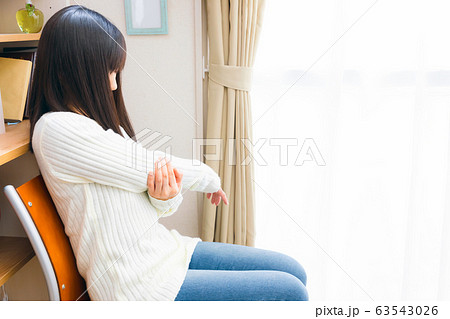 肘が痛む女性　関節痛の様々な症状 63543026