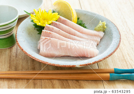 ぶりとろの刺身 ぶりとろの刺身 63543295