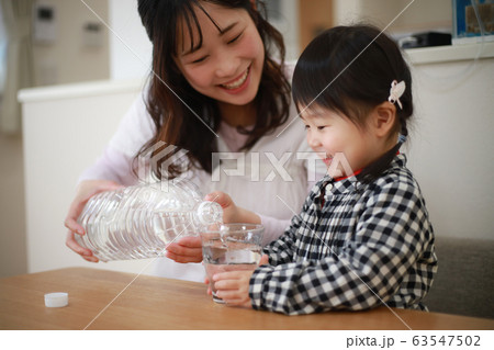 水を飲む親子 63547502