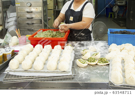 台北 光復市場 店先で野菜まんをつくる女性 台北 光復市場 店先で野菜まんをつくる女性 63548711
