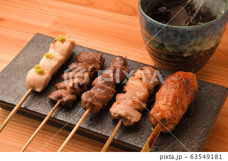 居酒屋　やきとり盛り合わせと焼酎 63549181