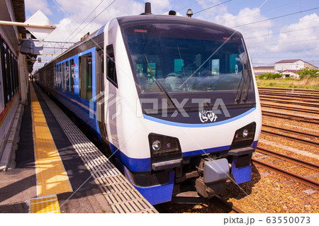 日本の車窓から リゾートしらかみ(青池編成) JR五能線 東能代駅にて 日本の車窓から リゾートしらかみ(青池編成) JR五能線 東能代駅にて 63550073