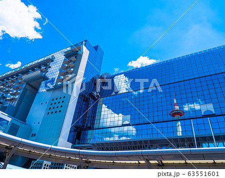 京都タワーが映る京都駅ビル 63551601